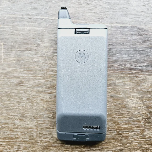 MOTOROLA | MicroTac 650 E vintage 1995 90s flip analog display cellular phone - Picture 4 of 9